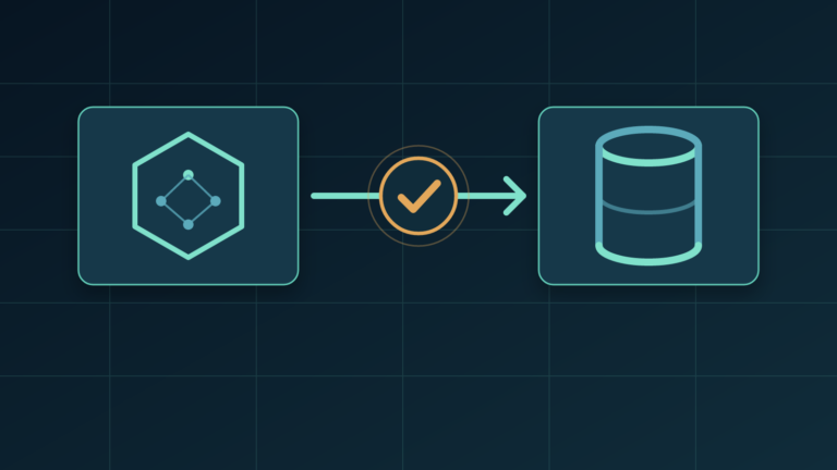 Egy Node.js folyamatot jelképező hexagon ikon közvetlen, rövid nyíllal kapcsolódik egy adatbázis-cilinder ikonhoz, középen egy pipával jelölt stabilitás-jelvénnyel, sötét, technikai stílusú háttér előtt.